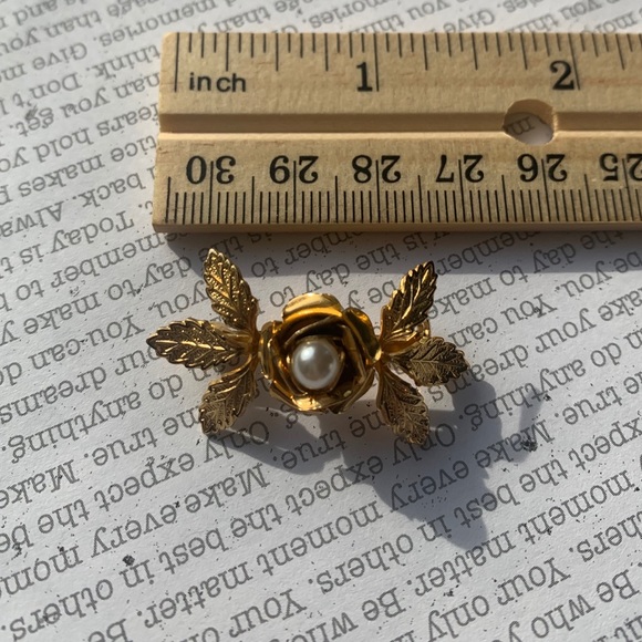 Two Vintage Rose Faux Pearl Brooches - Picture 5 of 7